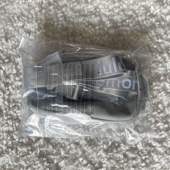 lululemon everywhere belt bag 🤍 - Picture 3 of 5